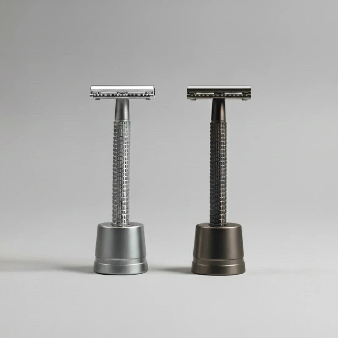 Gardez votre rasoir de sécurité au sec et prolongez la durée de vie de vos lames avec ce support minimaliste en métal chromé, indispensable pour une salle de bain ordonnée.