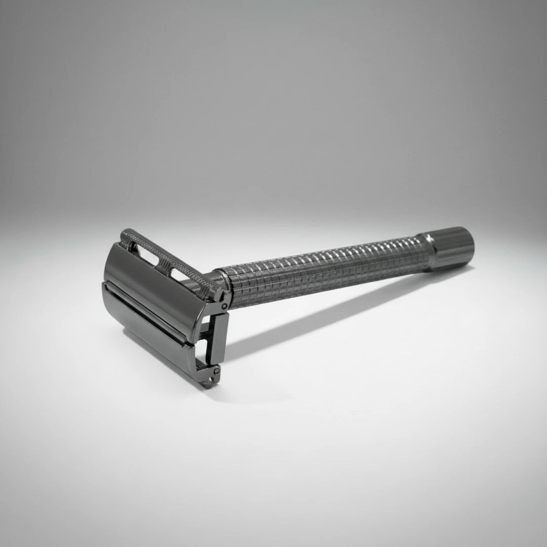 Gros plan sur la tête d'un rasoir de sûreté à ouverture papillon gunmetal. Manche travaillé pour une prise en main antidérapante.