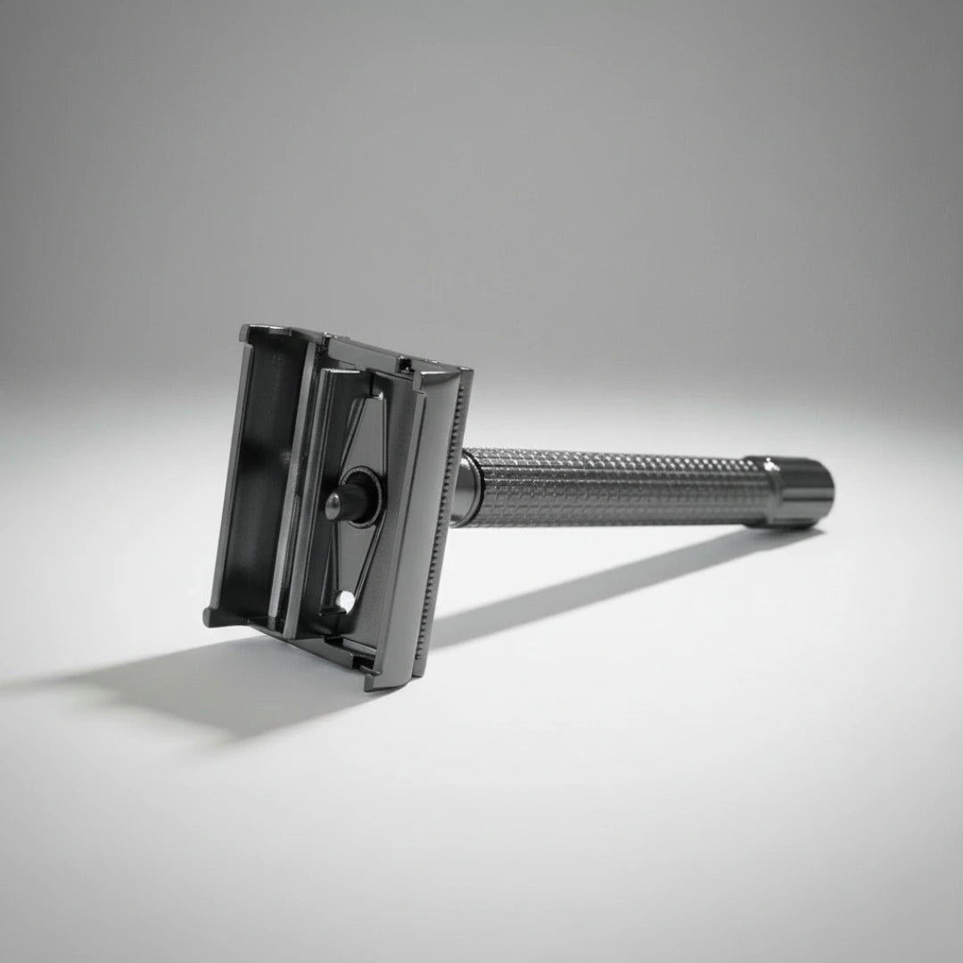 Rasoir de sûreté gunmetal à ouverture "papillon" déployé pour un remplacement facile et sécurisé de la lame de rasoir.