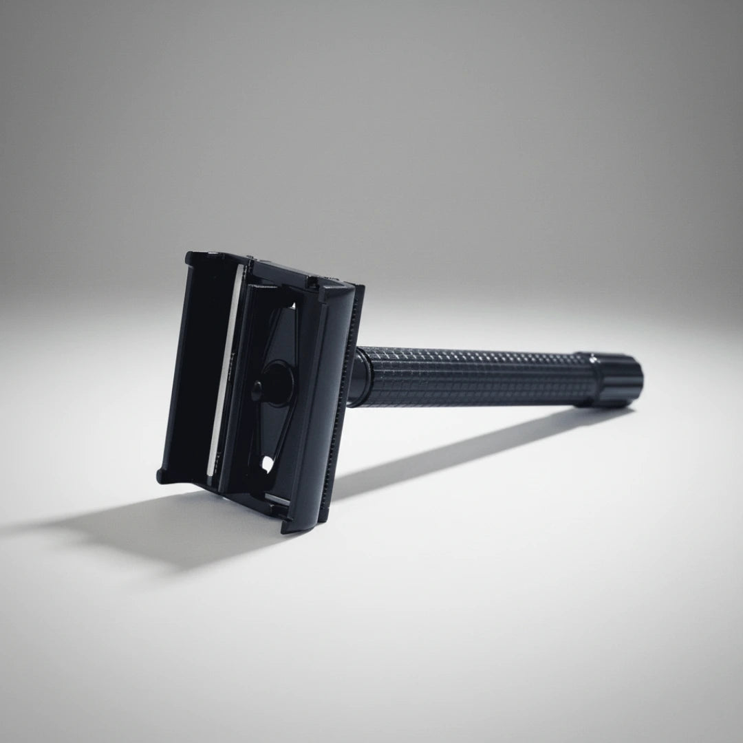 Rasoir de sûreté noir à ouverture "papillon" déployé pour un remplacement facile et sécurisé de la lame de rasoir.