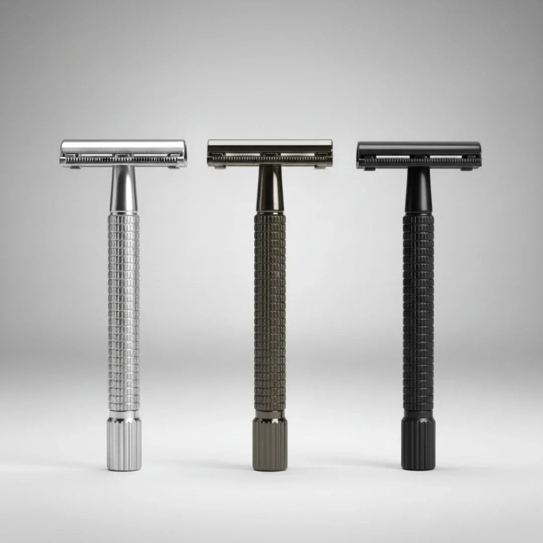 Comparaison de trois rasoirs de sûreté à ouverture papillon, en finitions argentée, gunmetal et noire. Choisissez le style qui convient à votre kit de rasage traditionnel.