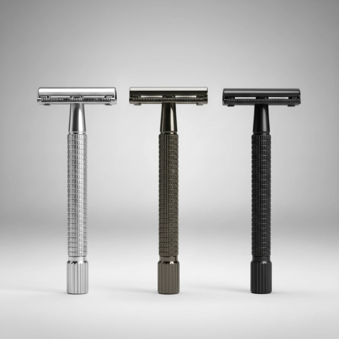 Comparaison de trois rasoirs de sûreté à ouverture papillon, en finitions argentée, gunmetal et noire. Choisissez le style qui convient à votre kit de rasage traditionnel.