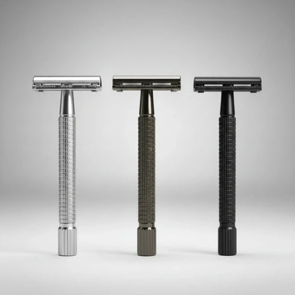 Comparaison de trois rasoirs de sûreté à ouverture papillon, en finitions argentée, gunmetal et noire. Choisissez le style qui convient à votre kit de rasage traditionnel.
