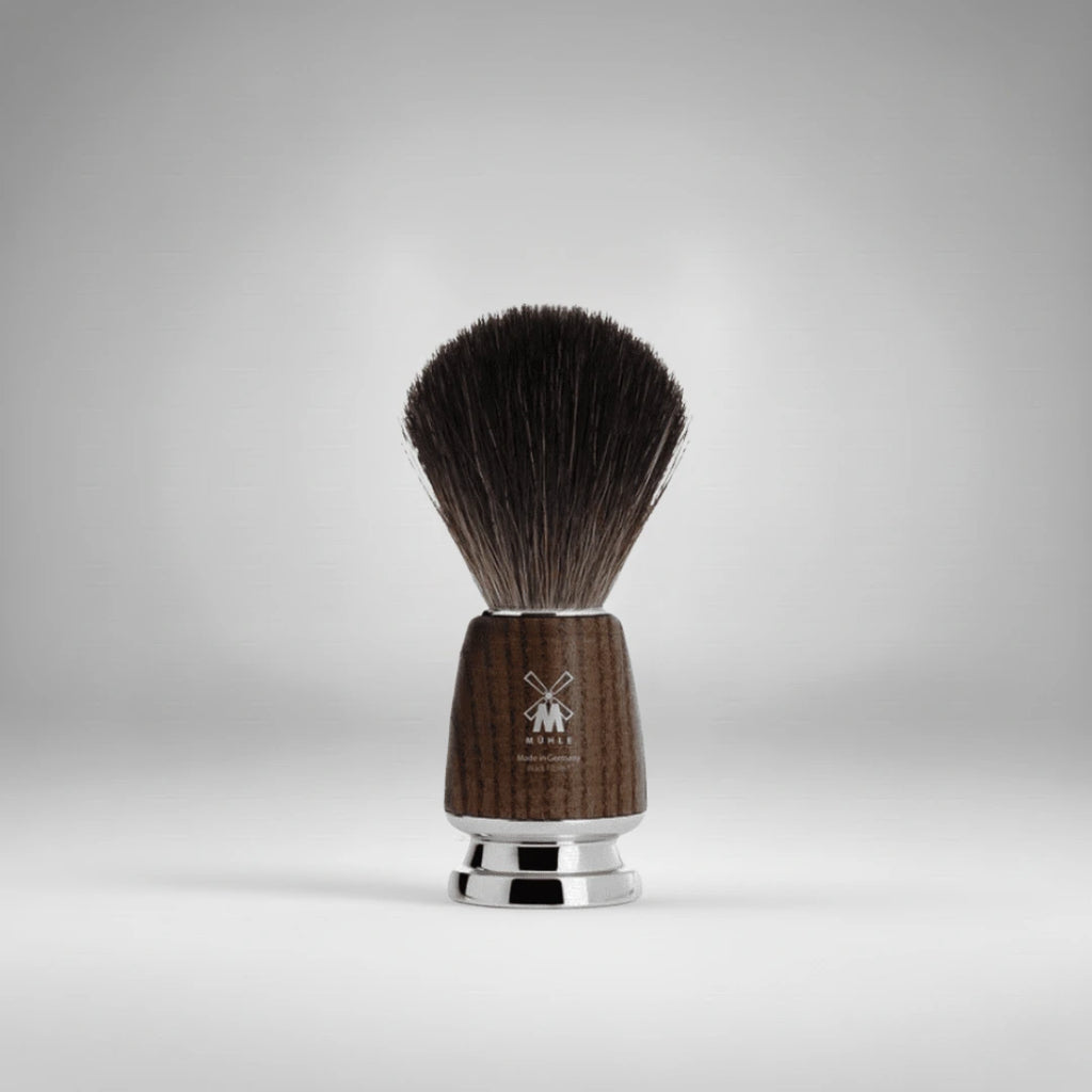 Blaireau de rasage Mühle avec manche en frêne et fibres synthétiques. Une alternative vegan qui offre une grande douceur.