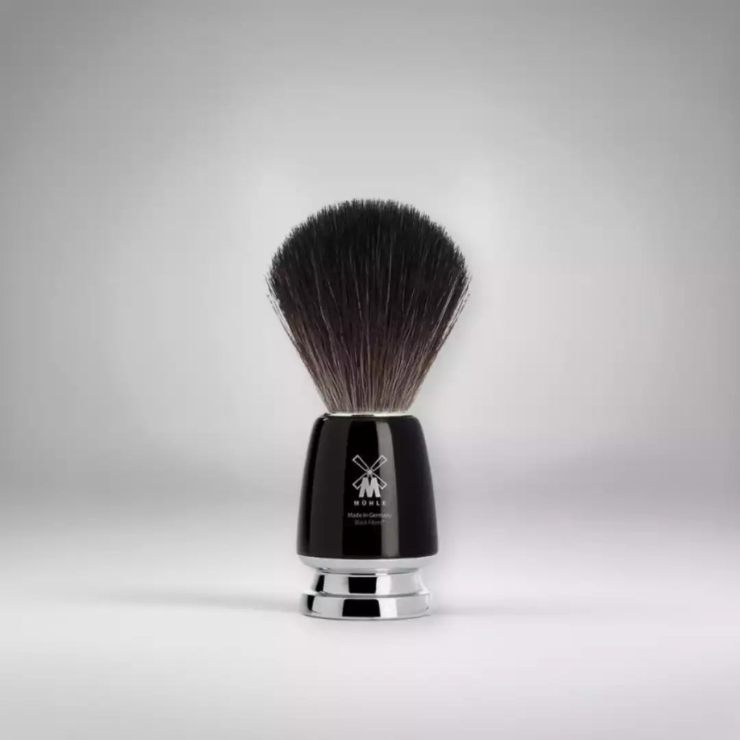 Blaireau Mühle avec manche en résine noire et fibres synthétiques Black Fibre. Une alternative durable et vegan offrant douceur et performance pour le rasage quotidien.