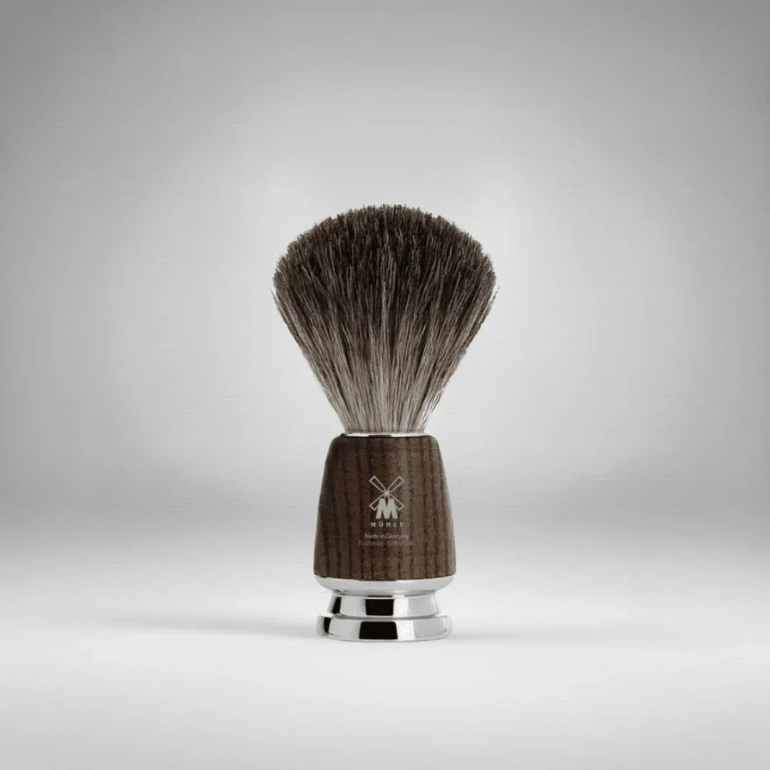 Blaireau de rasage Mühle avec manche en bois de frêne et véritables poils de blaireau (Pure Badger). Un accessoire indispensable pour créer une mousse riche et masser délicatement la peau.