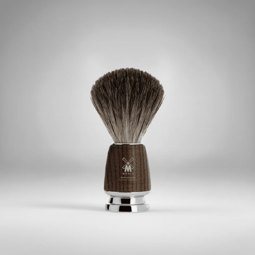Blaireau de rasage Mühle avec manche en bois de frêne et véritables poils de blaireau (Pure Badger). Un accessoire indispensable pour créer une mousse riche et masser délicatement la peau.