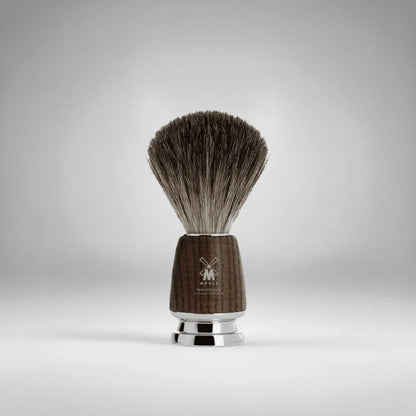 Blaireau de rasage Mühle avec manche en bois de frêne et véritables poils de blaireau (Pure Badger). Un accessoire indispensable pour créer une mousse riche et masser délicatement la peau.