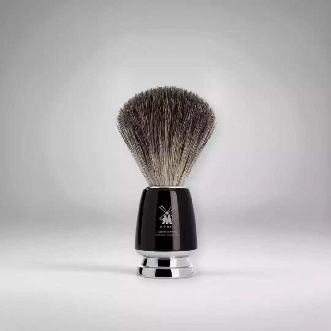 Blaireau de rasage Mühle haut de gamme avec manche en résine noire brillante et poils de blaireau véritables (Pure Badger). Un classique élégant pour une mousse généreuse et onctueuse.