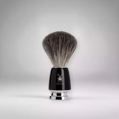 Blaireau de rasage Mühle haut de gamme avec manche en résine noire brillante et poils de blaireau véritables (Pure Badger). Un classique élégant pour une mousse généreuse et onctueuse.