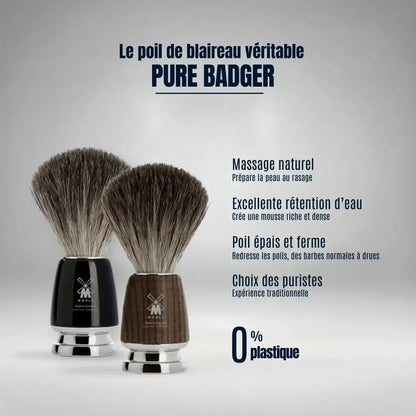 Le blaireau en poil de blaireau véritable "Pure Badger" : l'expérience traditionnelle des puristes. Excellente rétention d'eau et massage naturel pour une barbe impeccable.