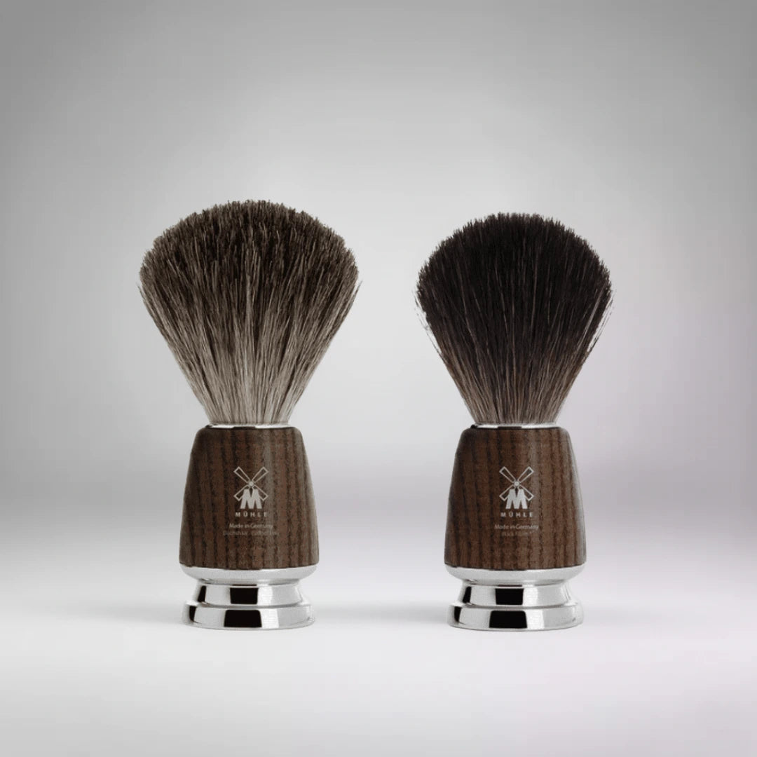 Blaireaux de rasage Mühle : le modèle en poils naturels (Pure Badger) et le modèle en fibres synthétiques. Choisissez l'excellence allemande pour votre routine de rasage traditionnel.