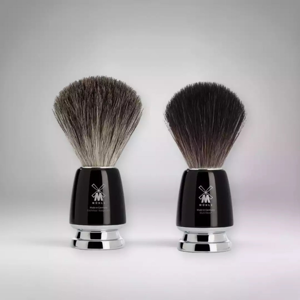 Comparaison des blaireaux de rasage Mühle : modèles en poils de blaireau naturels et fibres synthétiques. Deux solutions de haute qualité pour une mousse onctueuse et un rasage précis.