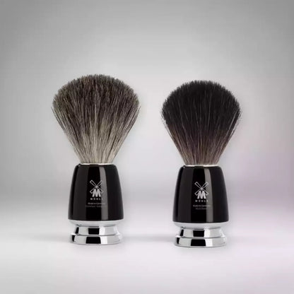 Comparaison des blaireaux de rasage Mühle : modèles en poils de blaireau naturels et fibres synthétiques. Deux solutions de haute qualité pour une mousse onctueuse et un rasage précis.