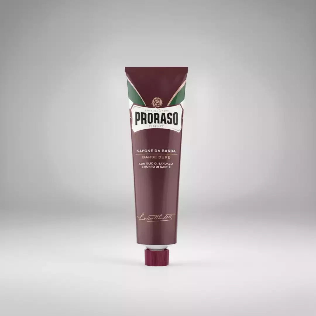 Crème de rasage Proraso rouge pour barbes dures, formulée avec de l'huile de santal et du beurre de karité pour assouplir les poils drus.