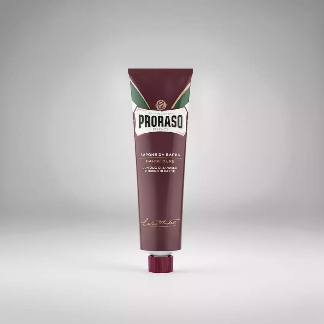 Crème de rasage Proraso rouge pour barbes dures, formulée avec de l'huile de santal et du beurre de karité pour assouplir les poils drus.
