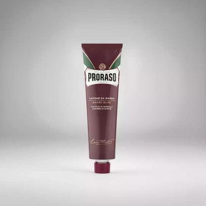 Crème de rasage Proraso rouge pour barbes dures, formulée avec de l'huile de santal et du beurre de karité pour assouplir les poils drus.