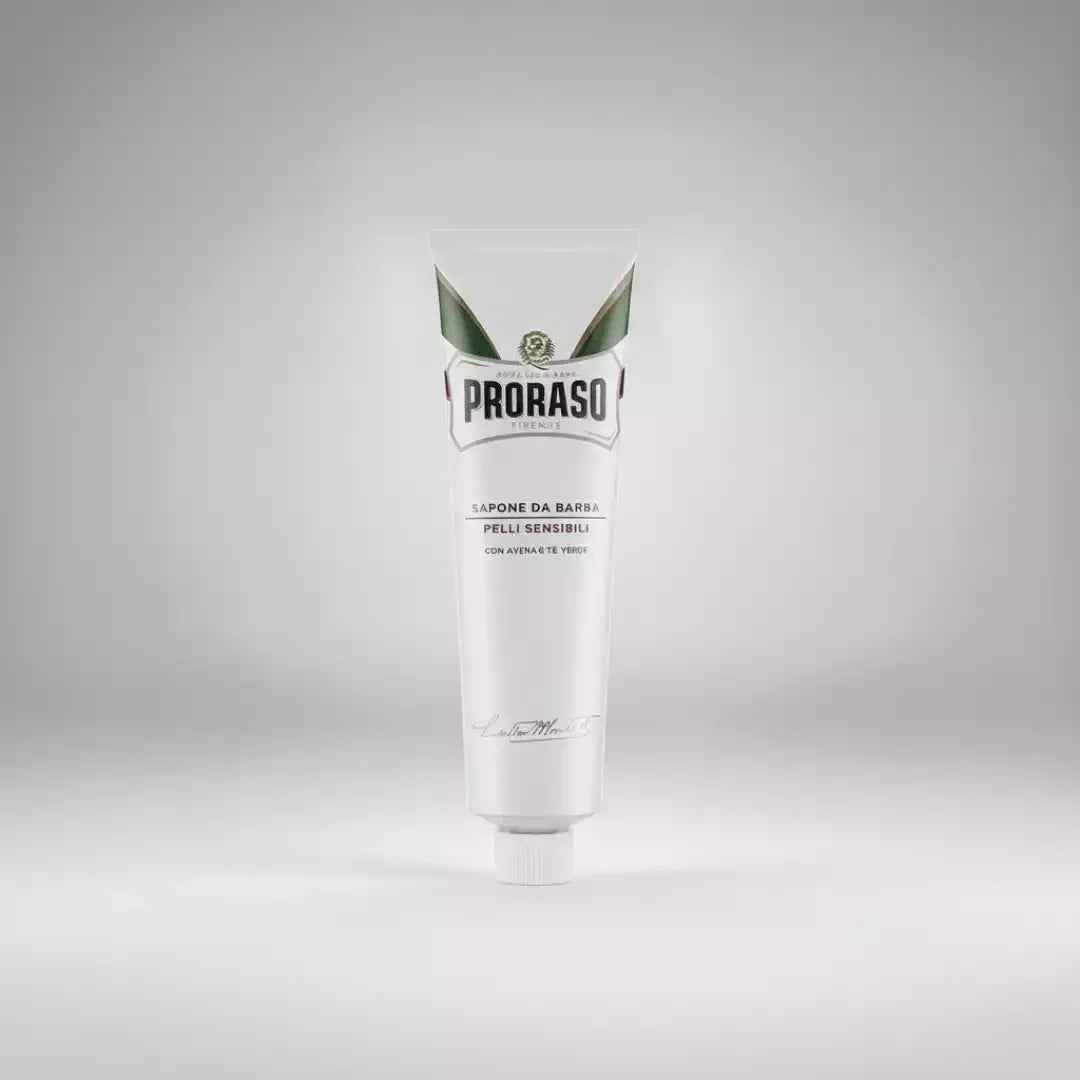 Crème de rasage Proraso blanche en tube pour peaux sensibles, enrichie à l'avoine et au thé vert pour un rasage apaisant sans irritations.