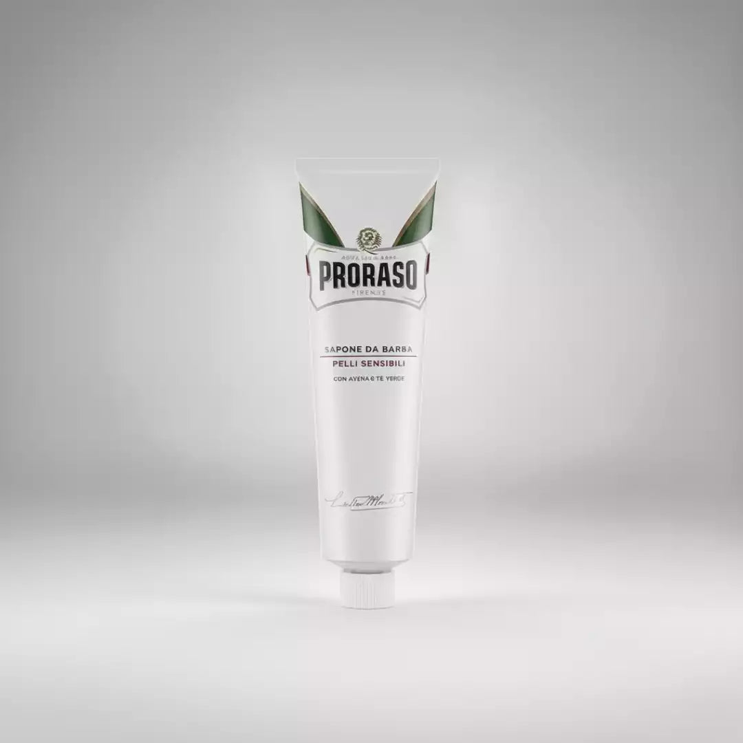 Crème de rasage Proraso blanche en tube pour peaux sensibles, enrichie à l'avoine et au thé vert pour un rasage apaisant sans irritations.