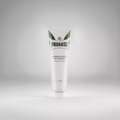 Crème de rasage Proraso blanche en tube pour peaux sensibles, enrichie à l'avoine et au thé vert pour un rasage apaisant sans irritations.