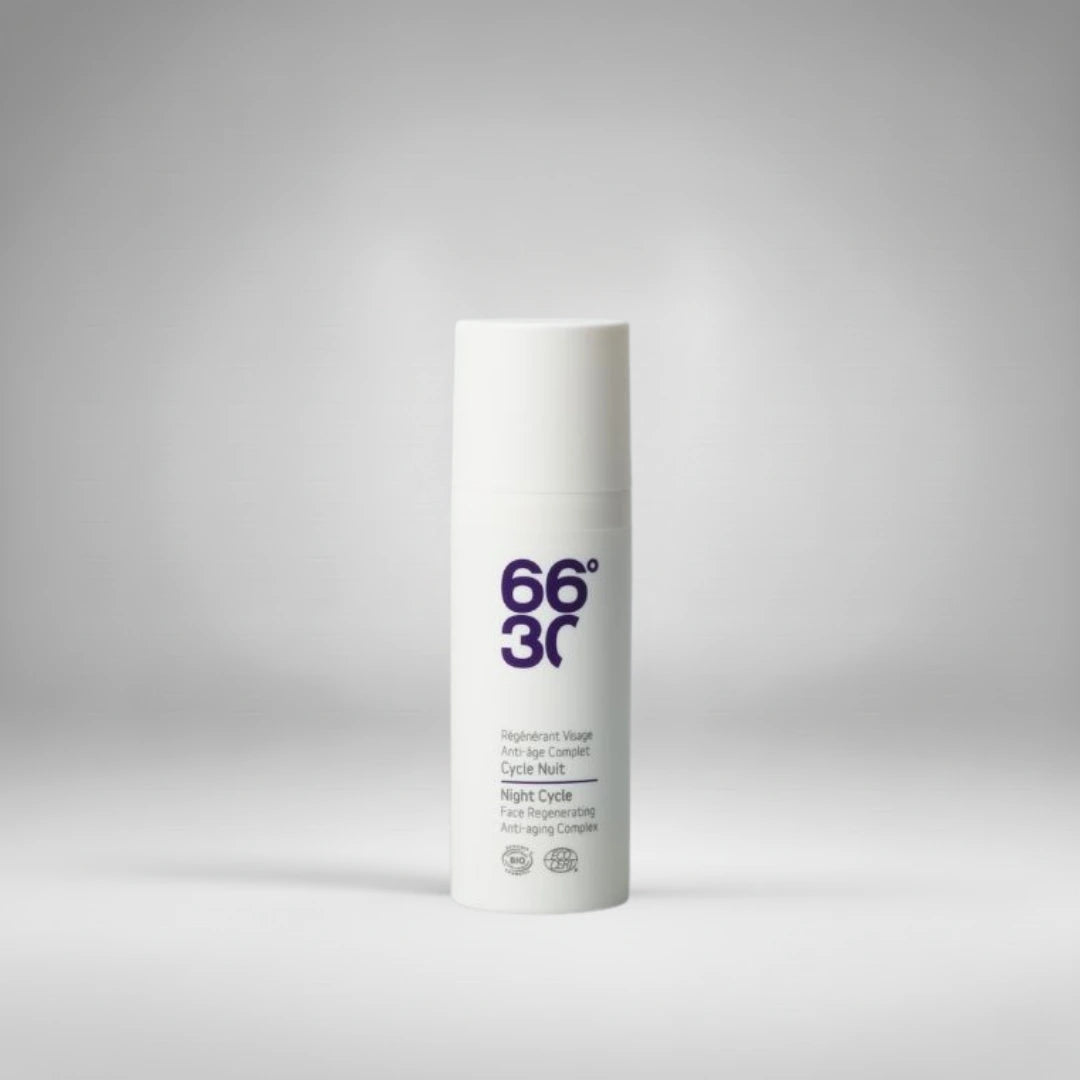 Soin régénérant visage anti-âge complet "Cycle Nuit" par 66°30. Une formule bio riche pour nourrir la peau et favoriser le renouvellement cellulaire pendant le sommeil.