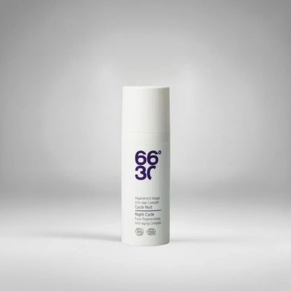Soin régénérant visage anti-âge complet "Cycle Nuit" par 66°30. Une formule bio riche pour nourrir la peau et favoriser le renouvellement cellulaire pendant le sommeil.