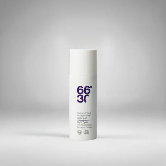 Soin régénérant visage anti-âge complet "Cycle Nuit" par 66°30. Une formule bio riche pour nourrir la peau et favoriser le renouvellement cellulaire pendant le sommeil.