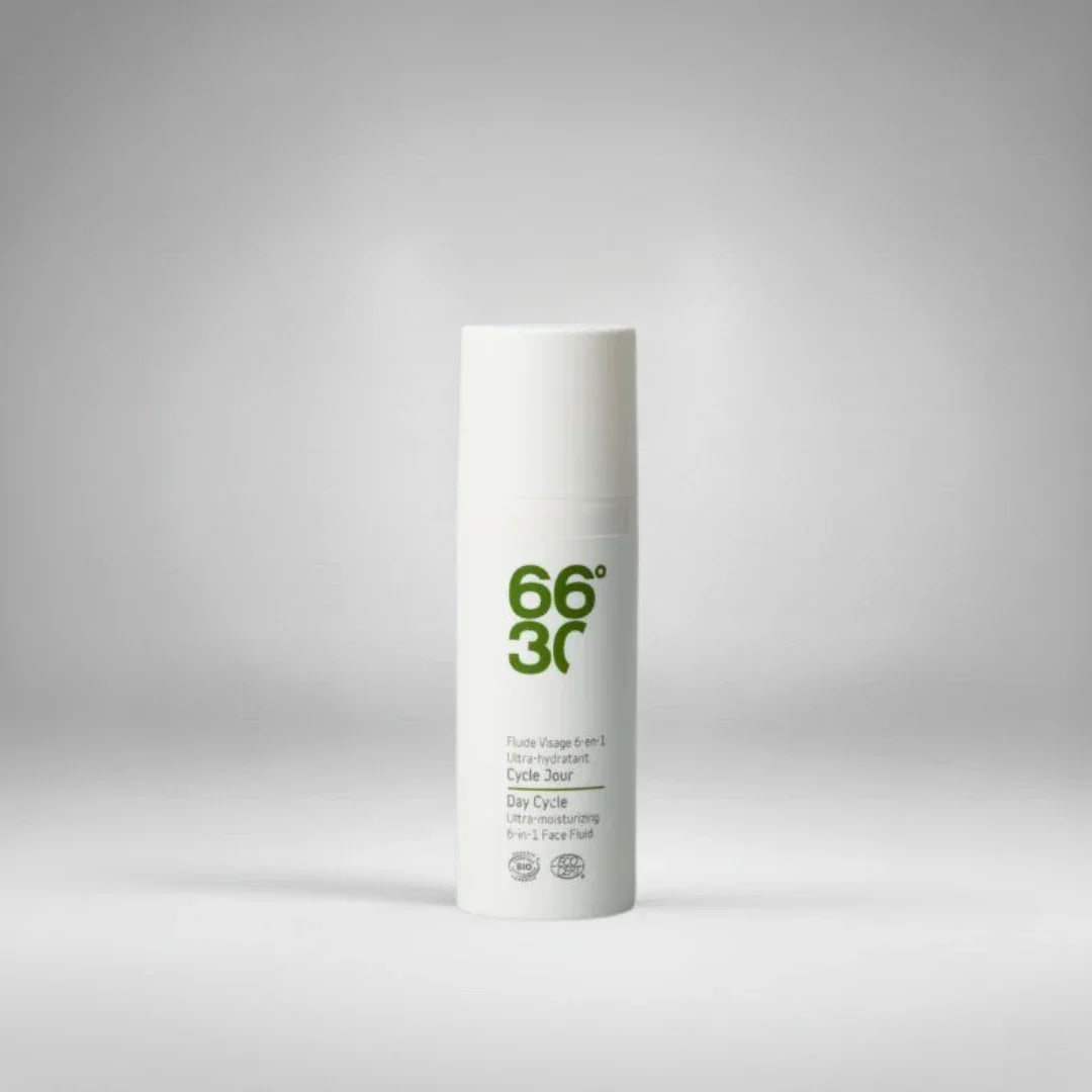 Fluide visage 6-en-1 ultra-hydratant "Cycle Jour" de 66°30. Un soin bio complet pour protéger, apaiser et matifier la peau masculine tout au long de la journée.
