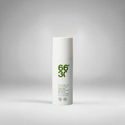 Fluide visage 6-en-1 ultra-hydratant "Cycle Jour" de 66°30. Un soin bio complet pour protéger, apaiser et matifier la peau masculine tout au long de la journée.