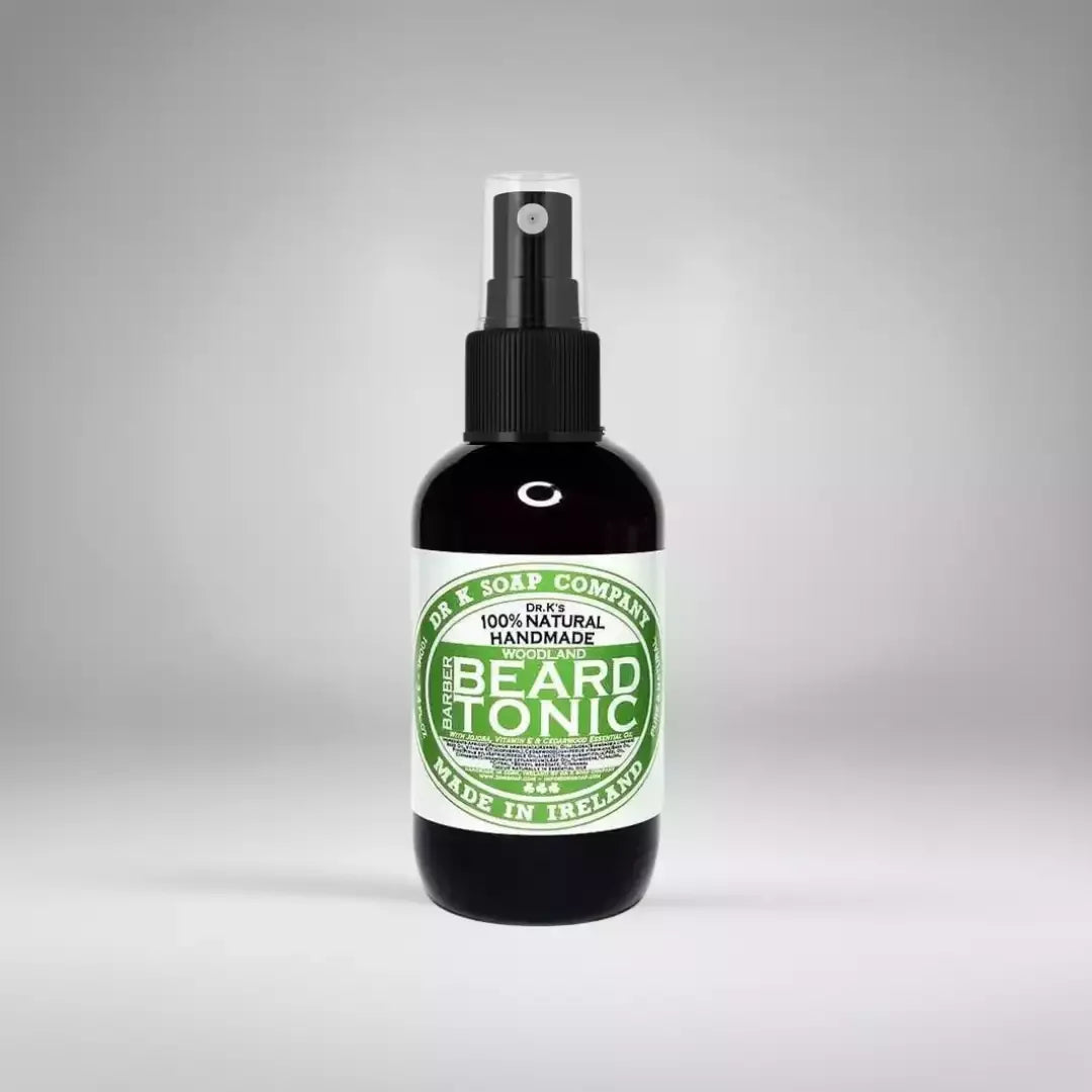 Huile pour barbe Dr K Soap Company "Woodland" (100ml). Un mélange boisé d'huiles essentielles de cèdre et de pin pour nourrir la barbe et protéger l'épiderme.