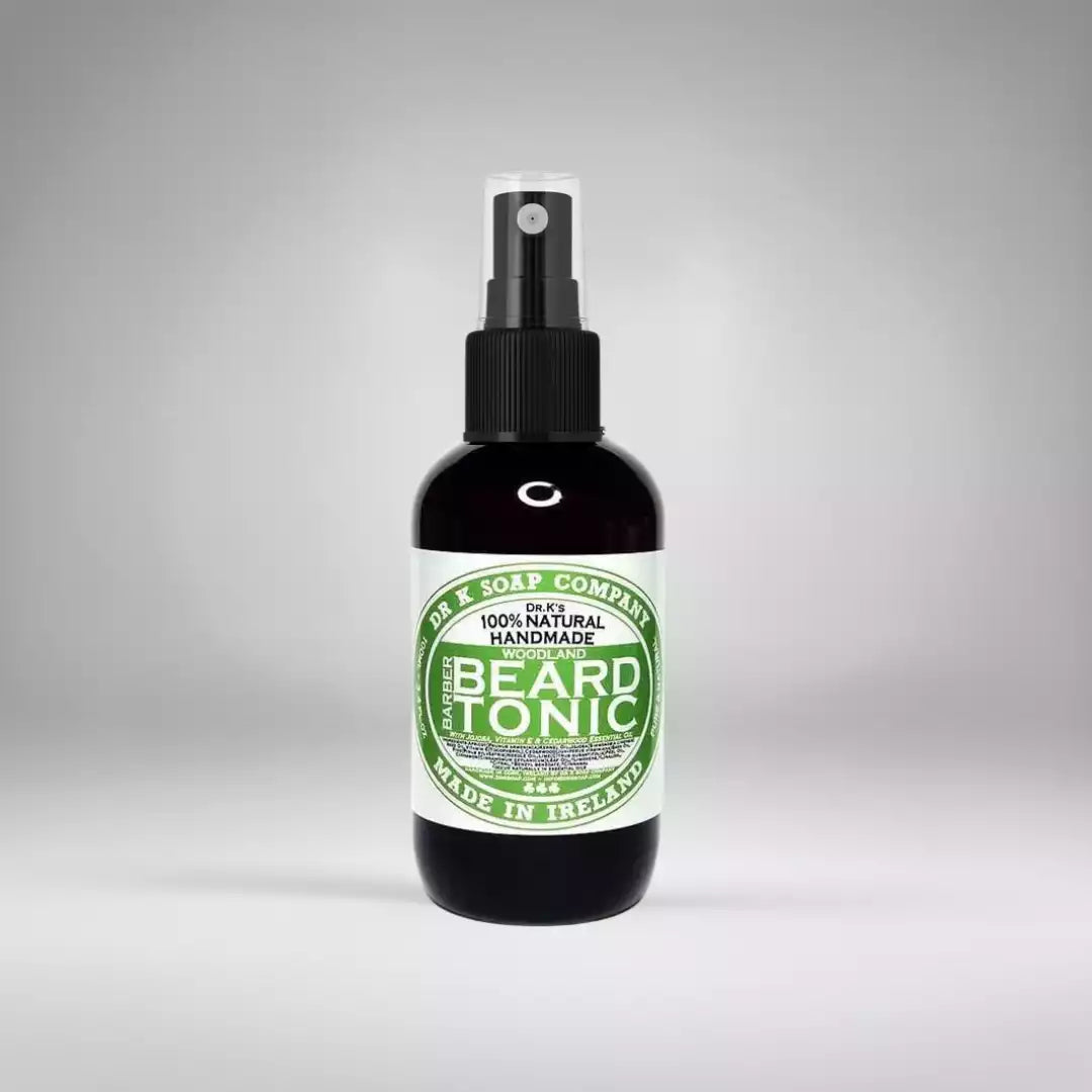 Huile pour barbe Dr K Soap Company "Woodland" (100ml). Un mélange boisé d'huiles essentielles de cèdre et de pin pour nourrir la barbe et protéger l'épiderme.