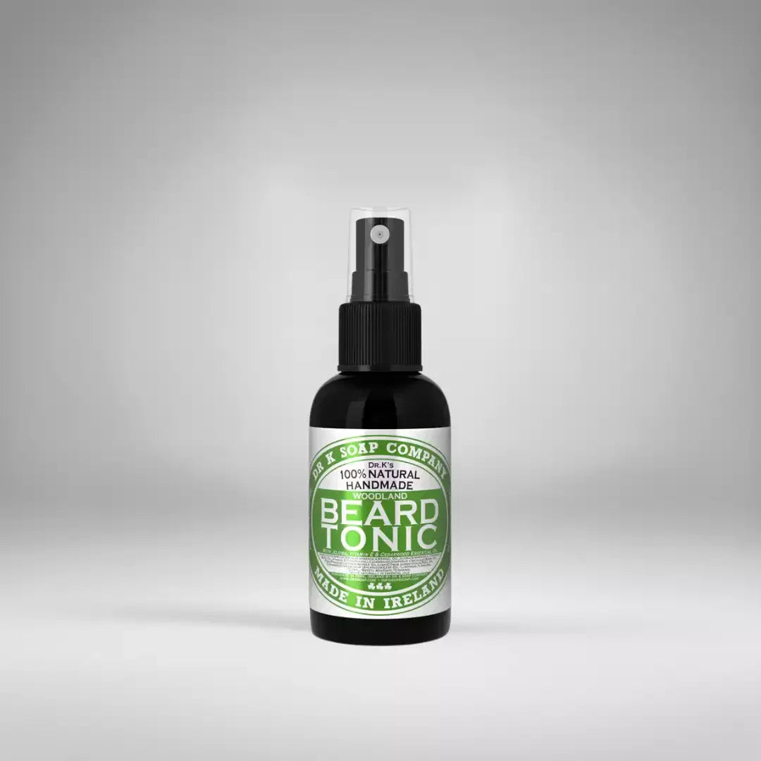 Huile pour barbe Dr K Soap Company "Woodland" (50ml). Un mélange boisé d'huiles essentielles de cèdre et de pin pour nourrir la barbe et protéger l'épiderme.