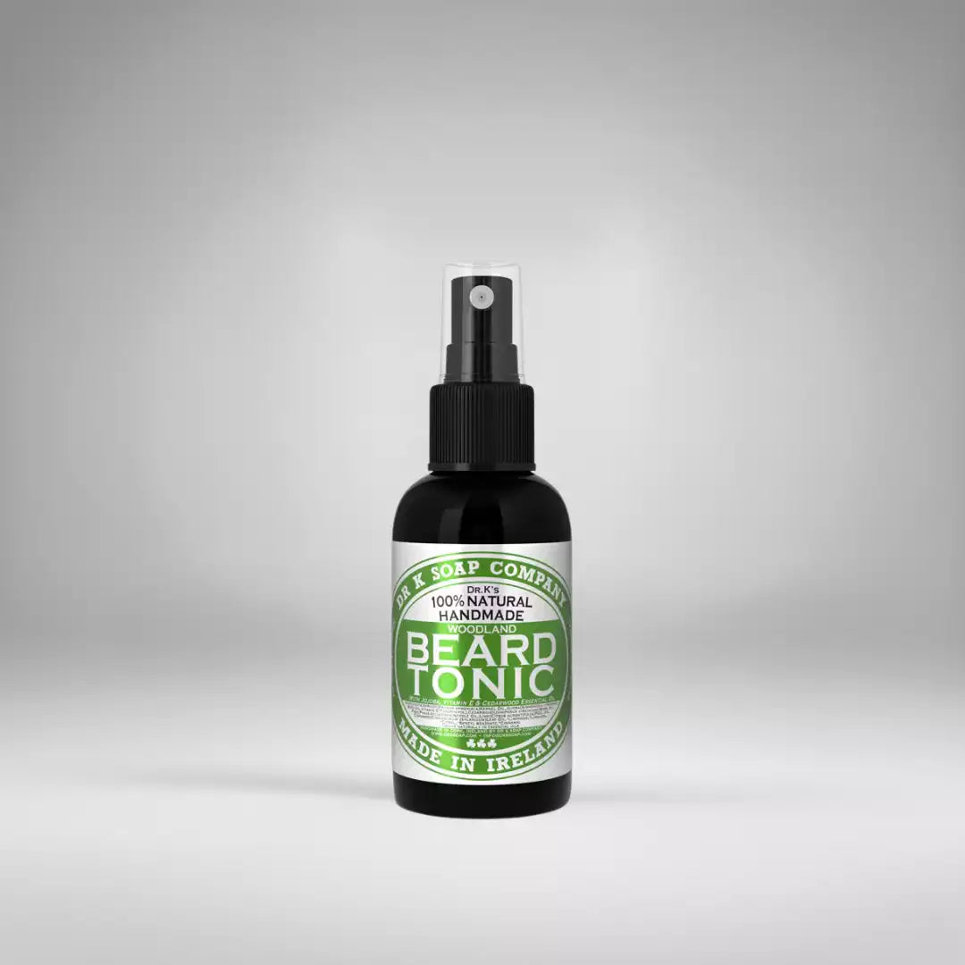 Huile pour barbe Dr K Soap Company "Woodland" (50ml). Un mélange boisé d'huiles essentielles de cèdre et de pin pour nourrir la barbe et protéger l'épiderme.