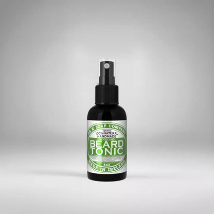 Huile pour barbe Dr K Soap Company "Woodland" (50ml). Un mélange boisé d'huiles essentielles de cèdre et de pin pour nourrir la barbe et protéger l'épiderme.