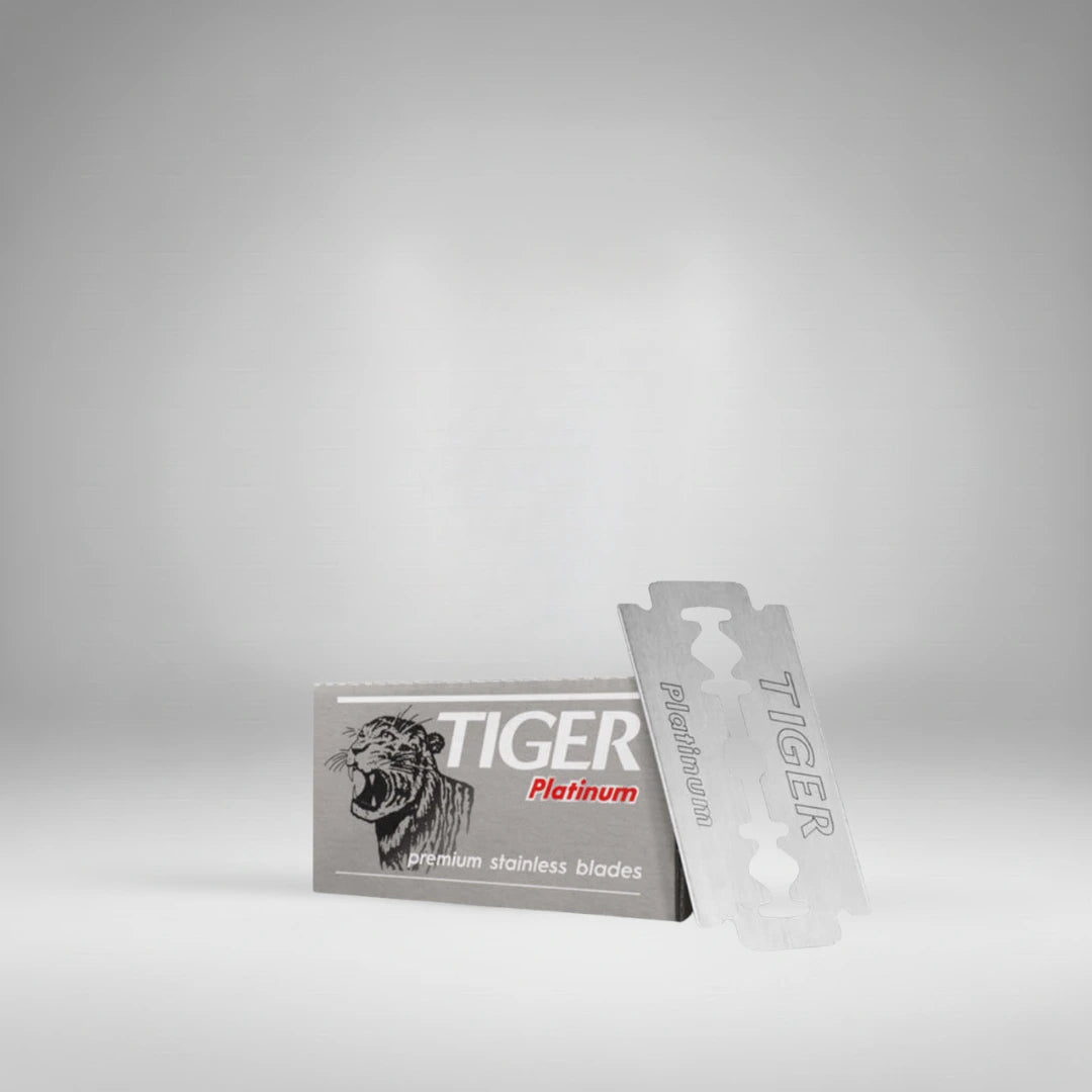 Boîte de 5 lames de rasoir Tiger Platinum en acier inoxydable premium. Prête à l'emploi pour un rasage traditionnel précis et durable.