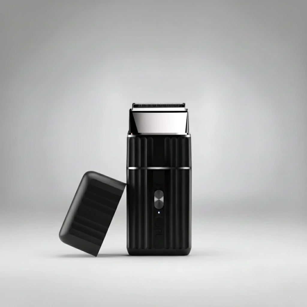 Rasoir JRL Onyx présenté avec son capuchon de protection amovible. Idéal pour les barbiers et les particuliers recherchant un appareil robuste et hygiénique pour les finitions.