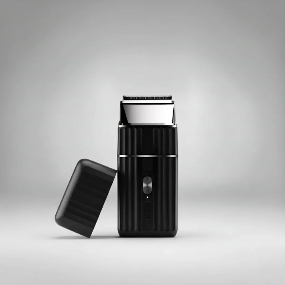 Rasoir JRL Onyx présenté avec son capuchon de protection amovible. Idéal pour les barbiers et les particuliers recherchant un appareil robuste et hygiénique pour les finitions.