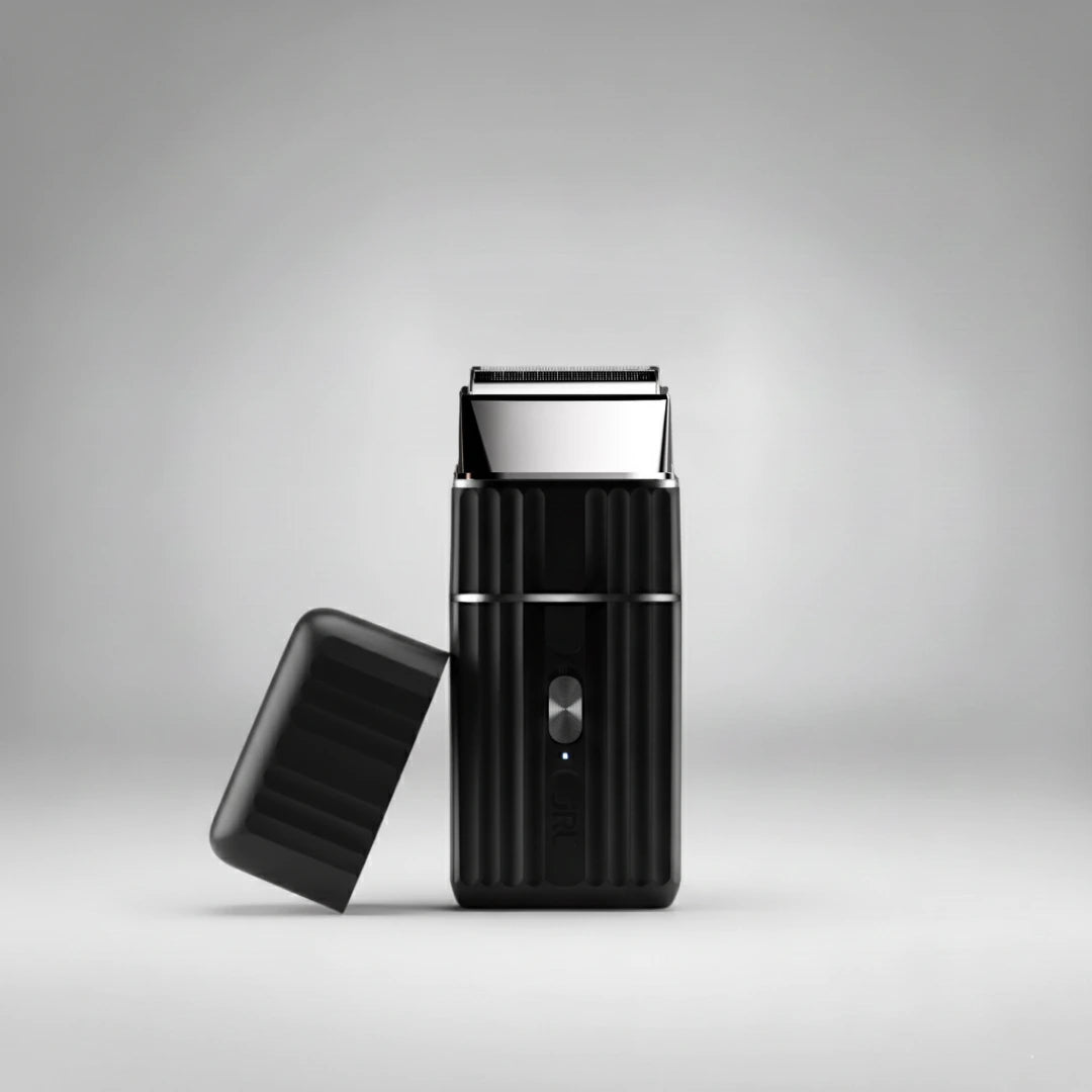 Rasoir JRL Onyx présenté avec son capuchon de protection amovible. Idéal pour les barbiers et les particuliers recherchant un appareil robuste et hygiénique pour les finitions.