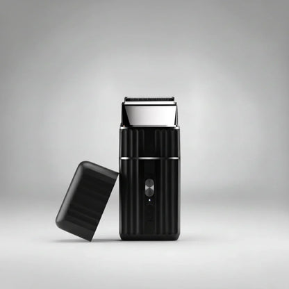 Rasoir JRL Onyx présenté avec son capuchon de protection amovible. Idéal pour les barbiers et les particuliers recherchant un appareil robuste et hygiénique pour les finitions.