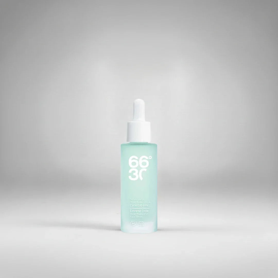 Sérum visage hyper-hyaluronique "Cycle Extrême" de 66°30. Un concentré bio haute performance pour une hydratation profonde et un effet repulpant immédiat.