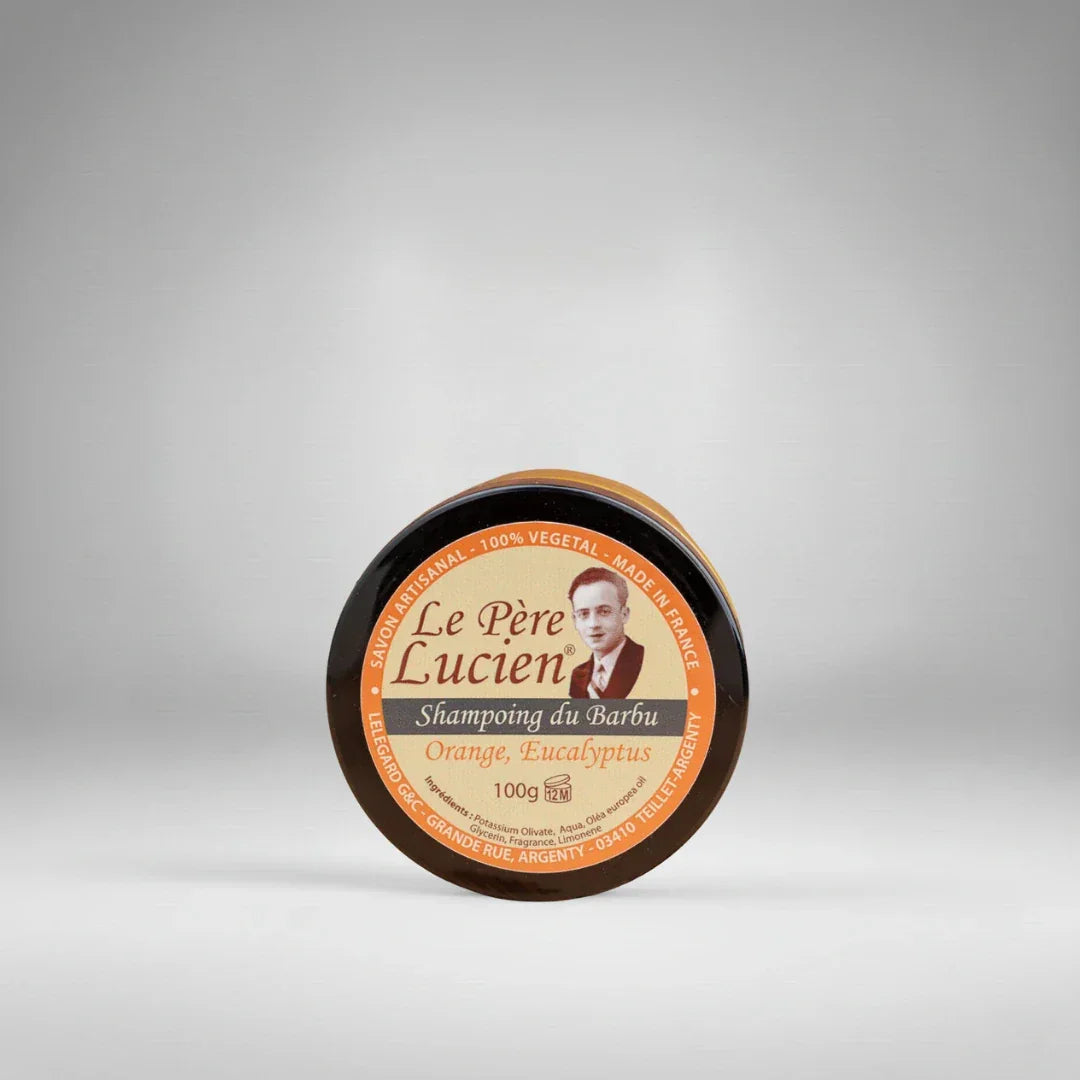 Shampoing à barbe artisanal "Orange, Eucalyptus" Le Père Lucien. Fabriqué en France, ce savon 100% végétal apporte une sensation de fraîcheur tonifiante et fruitée au quotidien.