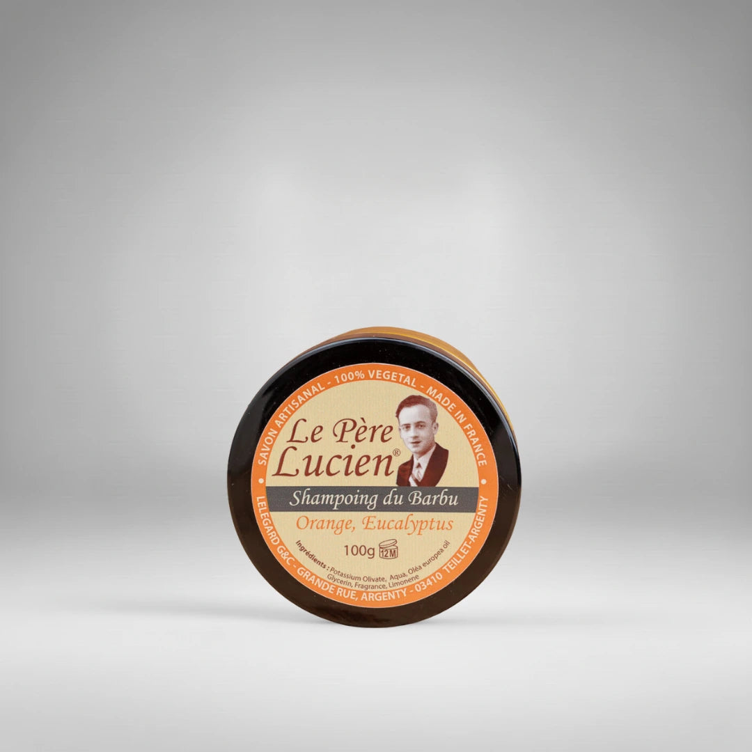 Shampoing à barbe artisanal "Orange, Eucalyptus" Le Père Lucien. Fabriqué en France, ce savon 100% végétal apporte une sensation de fraîcheur tonifiante et fruitée au quotidien.