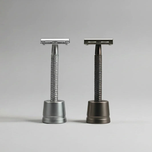 Gardez votre rasoir de sécurité au sec et prolongez la durée de vie de vos lames avec ce support minimaliste en métal chromé, indispensable pour une salle de bain ordonnée.