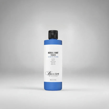 Lotion tonique "Herbal Mint Toner" de Baxter of California. Un soin sans alcool à la menthe, au concombre et à la vitamine E, conçu pour purifier et rafraîchir tous les types de peaux sans les dessécher.